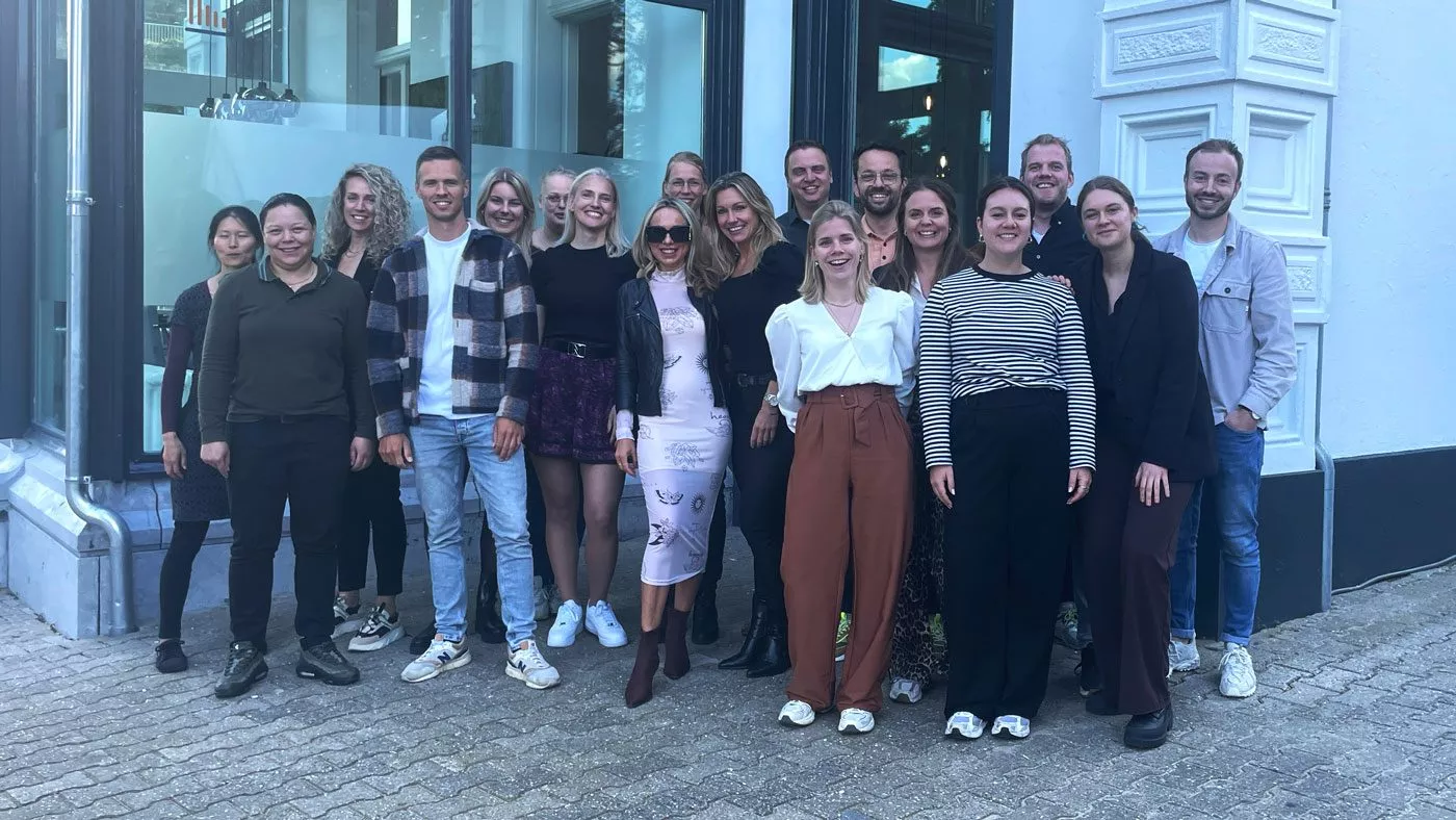 Medewerkers leren in fabriek