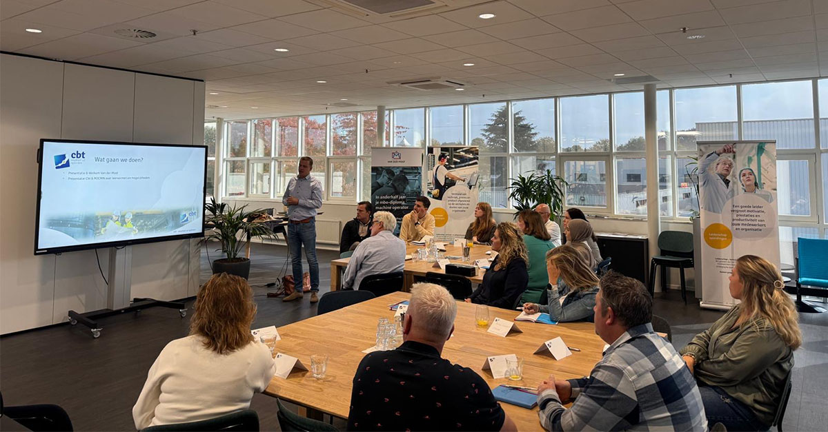Medewerkers leren in fabriek