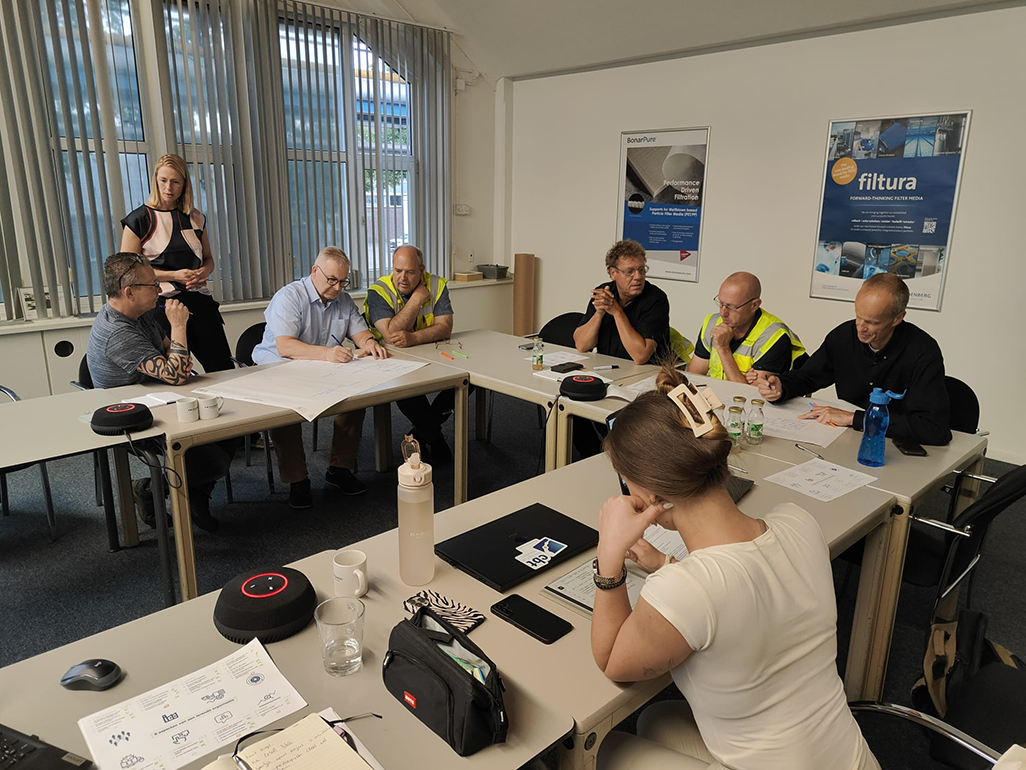 Medewerkers leren in fabriek